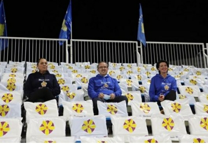 Hoti bashkë me Dumoshin dhe Jahjagën në tribunat e stadiumit “Fadil Vokrri” para ndeshjes Kosovë – Moldavi