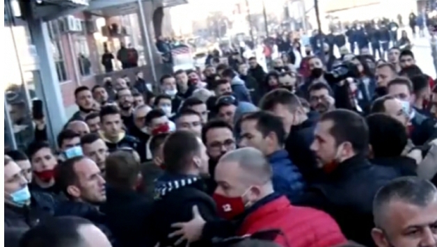 LVV: Bandat e Agim Veliut provokuan e sulmuan aktivistët tanë para zyreve tona, po i qesin shkelmat e fundit