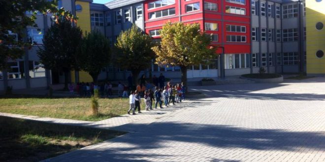 Vdes edhe një mësimdhënës nga Covid-19