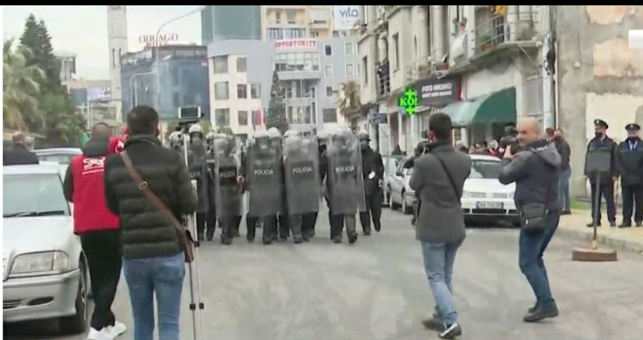 Zbrazën selinë e PS-së dhe dogjën gjithçka, ndërhyjnë “specialet”, gaz lotsjellës në Shkodër