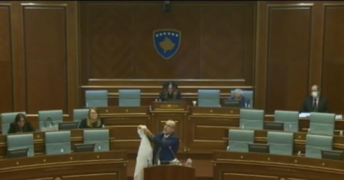 Deputeti Haxhiu grisë veshjet mbrojtëse të mjekëve: Keni vjedhur nga thasët e kufomave e deri në Thesar