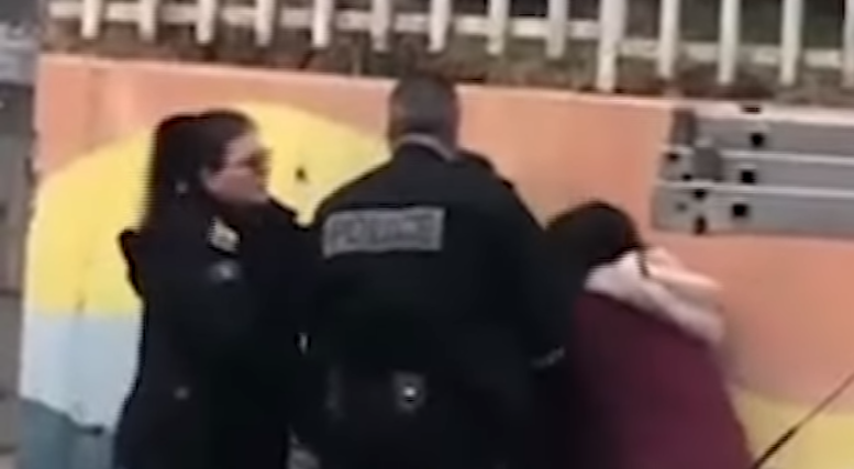 Suspendohen dy policët e përfshirë në rastin e rrahjes së vajzës në Vushtrri