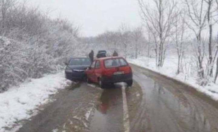 Aksident i pazakonshëm: Nusja dhe vjehrri ndeshen me vetura!