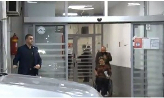 Policia ka identifikuar burrin që e goditi gruan teksa po e nxirrte me karrocë nga QKUK-ja