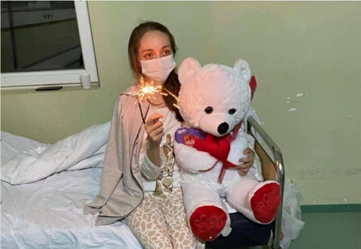 Familjarët e Nazlije Sherifit nga Mitrovica, paratë e mbledhura për shërimin e saj, i japin për bamirsi