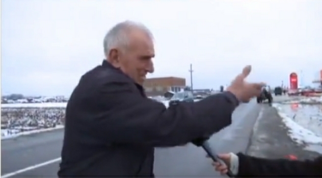 Qytetari shpërthen në lot, iu mbush shtëpia me ujë