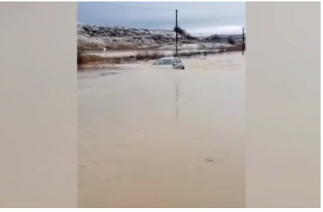 Një person futet me Golf 7 nëpër rrugën e përmbytur sikur të ishte anije