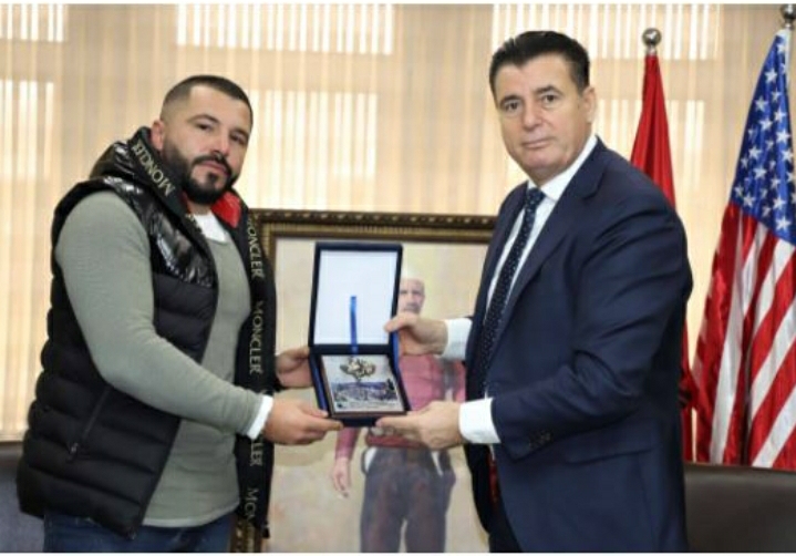 Agim Bahtiri i ndan mirënjohje djalit nga Deçani që priste t’i dhuronte veshkën Nazlije Sherifit