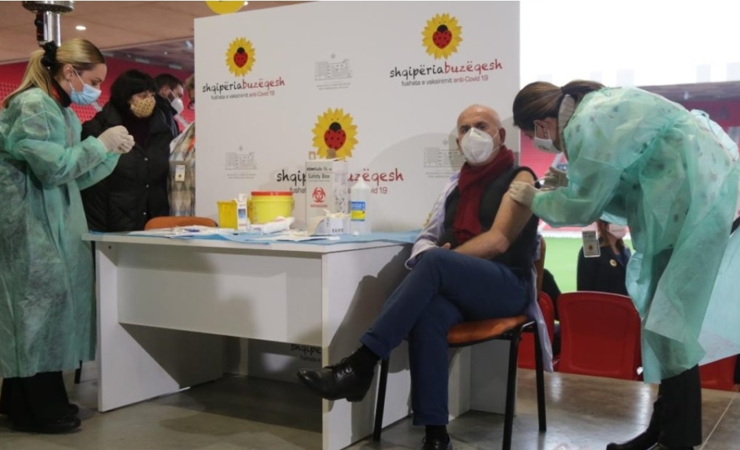 14 ditë pasi mori dozën e parë të vaksinës Pfizer, infektohet me Covid-19 Pëllumb Pipero