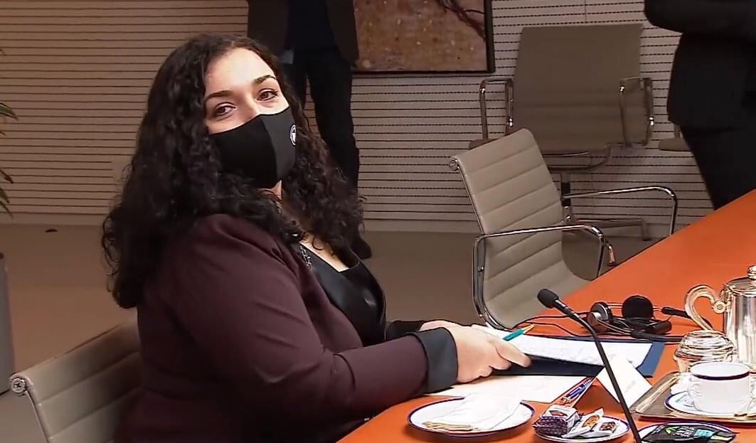 Brukseli zyrtar i heq fusnotën Kosovës, në takimin me Vjosa Osmanin!