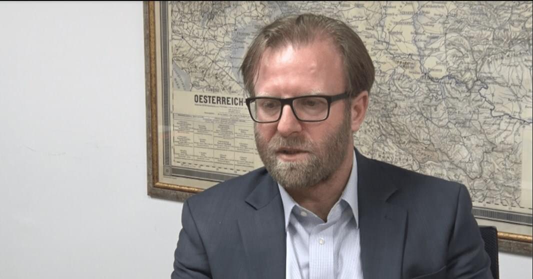 Haki Abazi: Qytetarët kanë dy opsione, Vetëvendosjen dhe tradhtarët