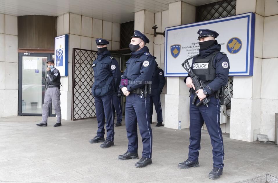 Forca të shtuara të Policisë para objektit të KQZ-së