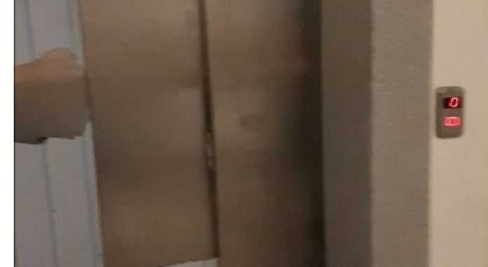 Fushë-Kosovë/ I hapet dera, por nuk i vjen lifti – bie në katin përdhesë