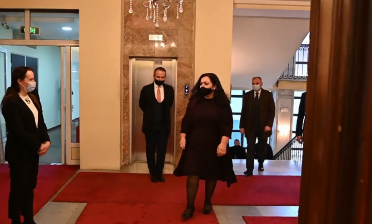 Vjosa Osmani kërcënohet përmes Facebookut