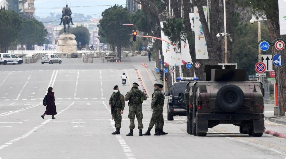 Shtrëngohen masat në Shqipëri- Nga sot asnjë qytetar nuk mund të dalë në rrugë nga kjo orë