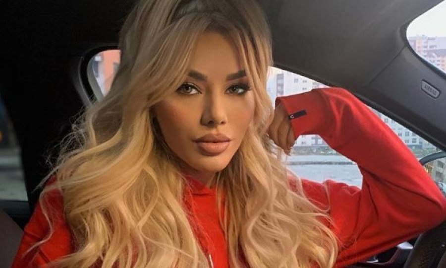 Tayna pozon nga prapa, rrjeteve sociale iu del ‘flaka’