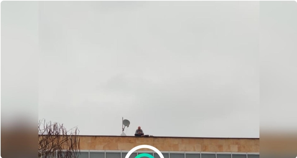 “S’ma keni maru shpinë qe 20 vjet” – Kërkesa e qytetarit që deshi të hidhej nga objekti i Komunës së Mitrovicës