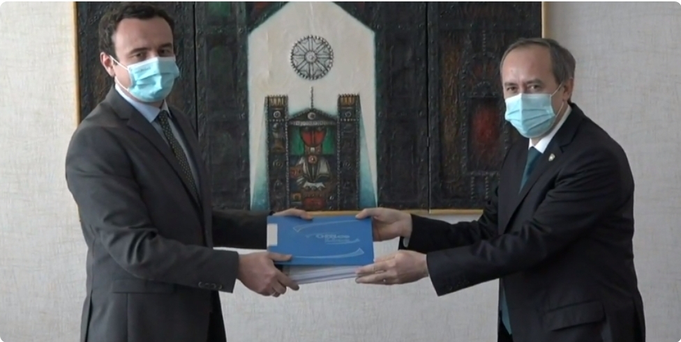 Kurti me ceremoni shtetërore e merr detyrën si kryeministër nga Avdullah Hoti