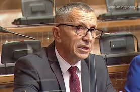Në parlamentit serb, Shaip Kamberi e përmend rastin Panda në Pejë, ky është reagimi i serbëve