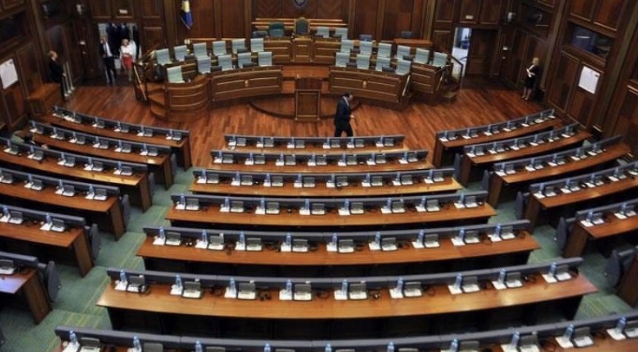 Anamorava u jep mësim rajoneve të tjera, prej 12 deputetëve 9 janë gra