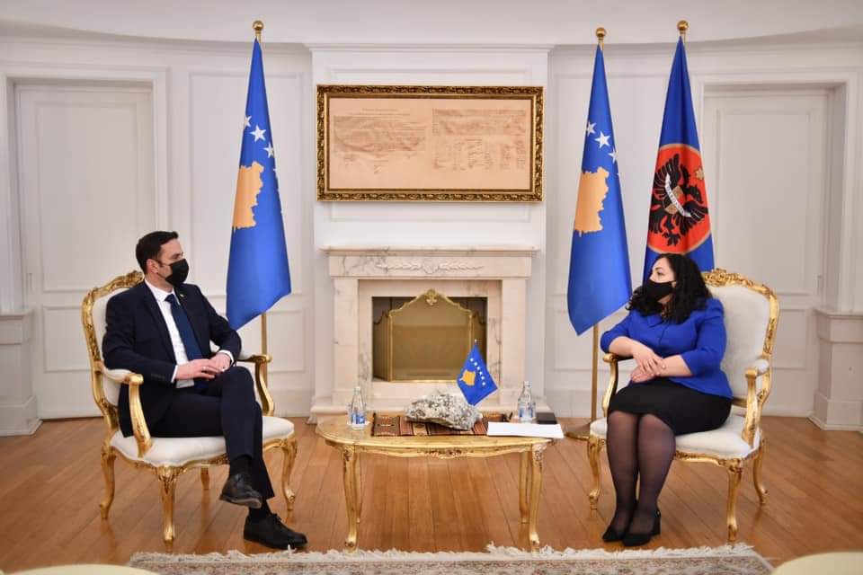 Presidentja Osmani-Sadriu takonë në presidencë kryetarin e LDK-së, Lumir Abdixhikun