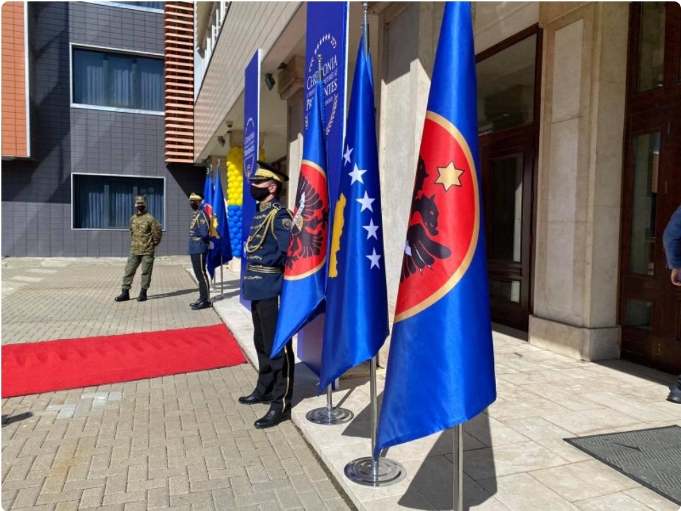 Një qytetar paralajmëron sulm nëse nuk hiqet flamuri i Rugovës në Presidencë