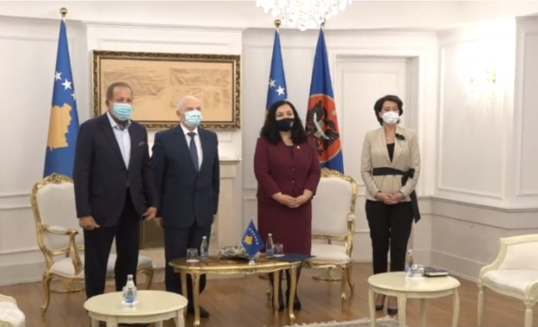 Presidentja Osmani-Sadriu takon tre ish presidentët, kërkon bashkëpunim për çështje nacionale