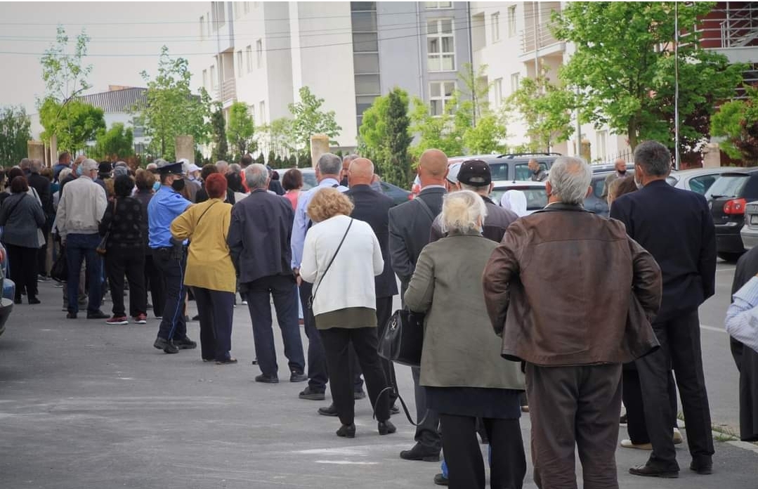 Ministria e Shëndetësisë arsyetohet për grumbullimin e qytetarëve te salla “1 Tetori”