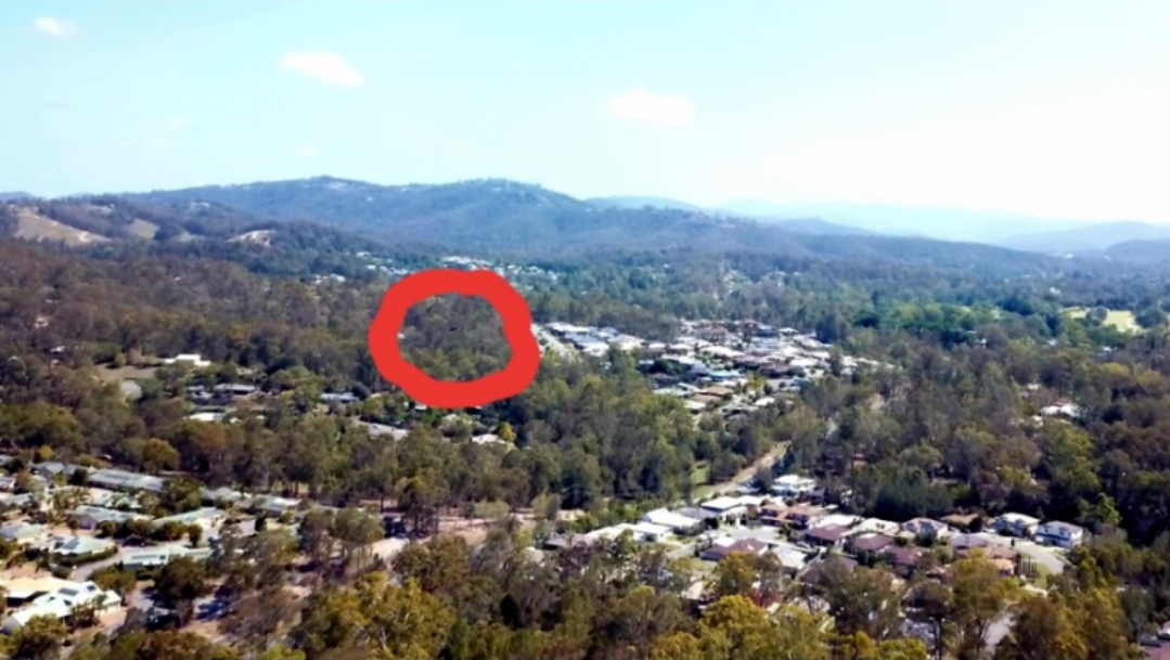 Një burrë pretendon se ka ‘prova’ se ka UFO që fluturojnë përreth në Australi – pasi një ‘objekt me madhësi makine’ goditi dronin e tij