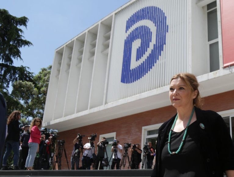 Kush është Edith Harxhi, gruaja që me shumë gjasa do t’i marrë vendin Bashës?