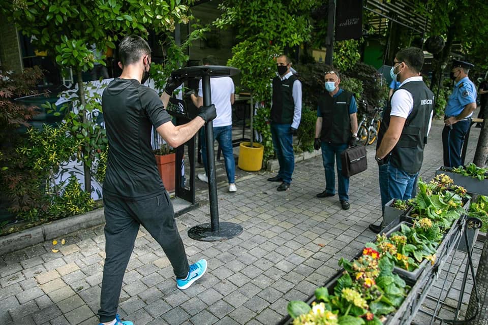 E turpshme: Rrahet brutalisht një pronar i kafiterisë në Prishtinë, nga një grup marokenësh!