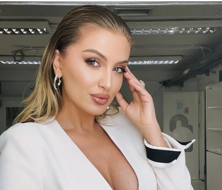 Beniada Nishani nuk lë vend për imagjinatë derisa pozon nudo në gjelbërim