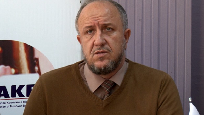 Biznesmeni Burim Piraj ia jep 1000 euro dhuratë çdo punëtori të tij që bëhet me fëmijë