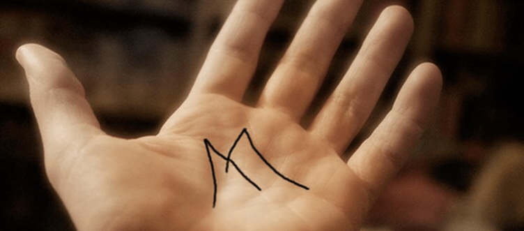 Shkronja ‘M’ në pëllëmbë të dorës: Çfarë tregon?