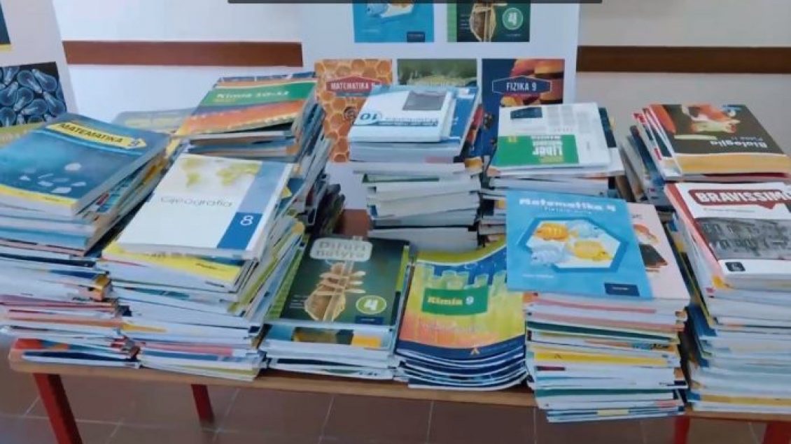 Haxhiu kërkon nga përmbaruesit privatë t’i zhbllokojnë përkohësisht llogaritë e prindërve për blerjen e librave