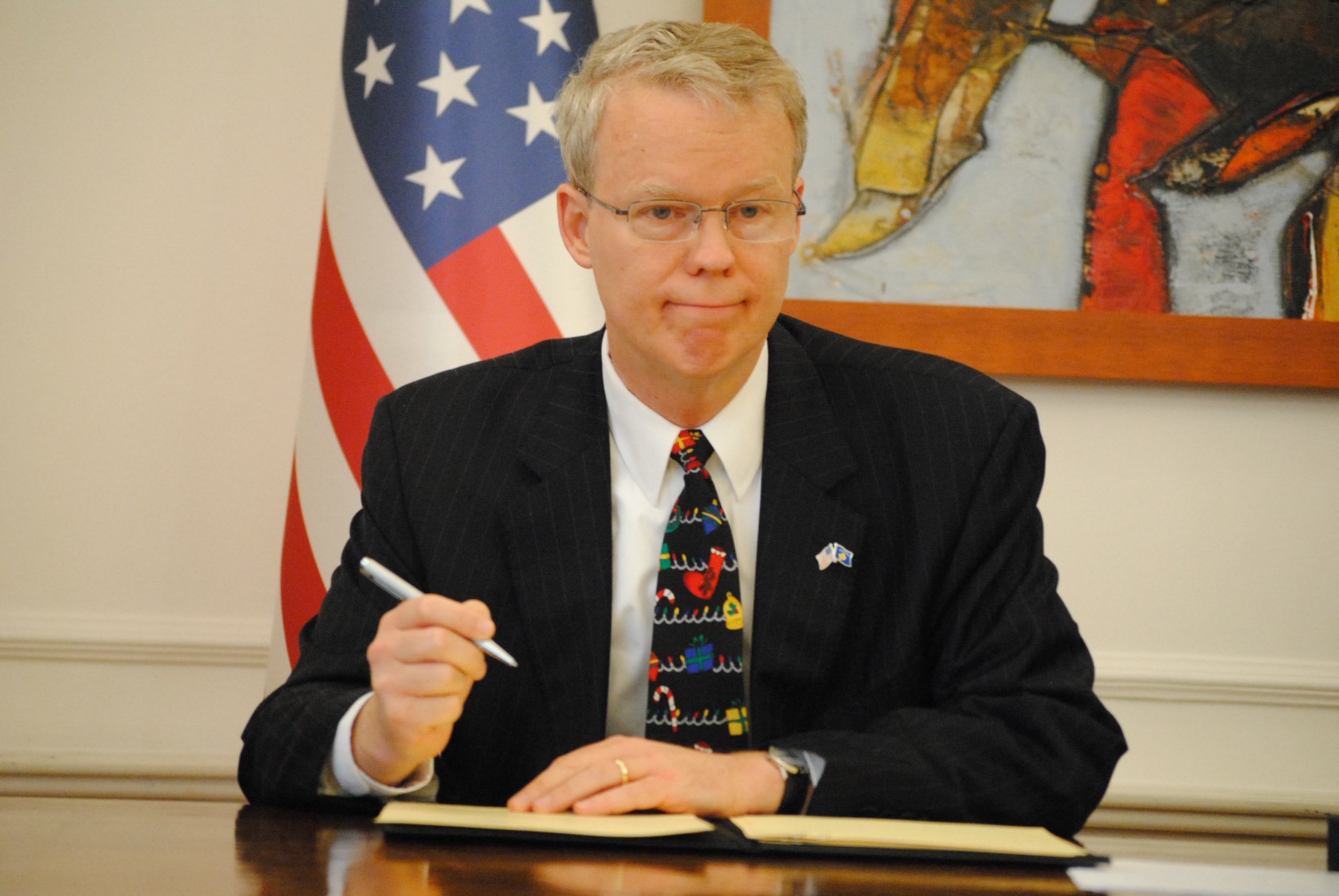 Ish-ambasadori amerikan: BE-ja duhet të ndalojë së përkdheluri Vuçiqin