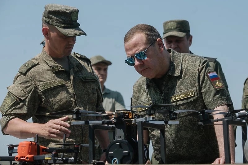 Medvedev: Do të bëjmë gjithçka për të sjellë tanket ruse në “Sheshin e Republikës” në Berlin