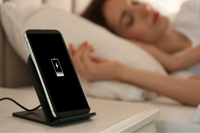 Paralajmërim serioz se pse nuk duhet të karikoni telefonin gjatë natës kur jeni në gjumë
