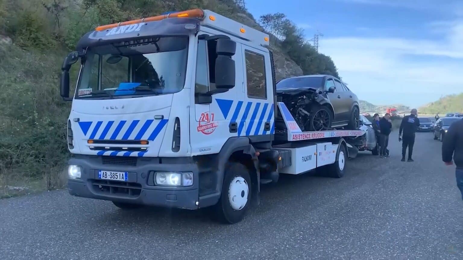 Aksidentohet vetura me targa të Kosovës në Rrugën e Kombit, lëndohen katër gra