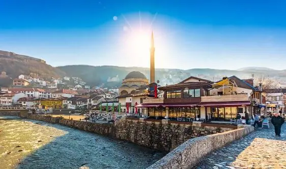 Struktura fetare e Kosovës: 93.49 % të besimit islam, 2,31 % ortodoks, 1,75 % katolik, 0,50 % asnjë besim