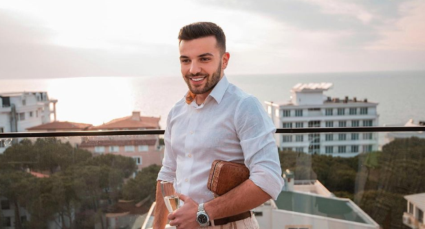 olsi-bylyku-shijon-momente-romantike-me-te-dashuren-–-foto