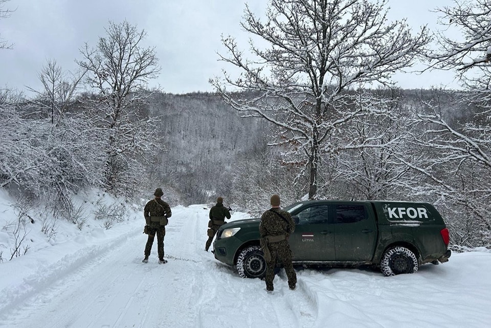 Ushtarët Letonezë dhe gjermanë kryejnë patrullime në Zubin Potok