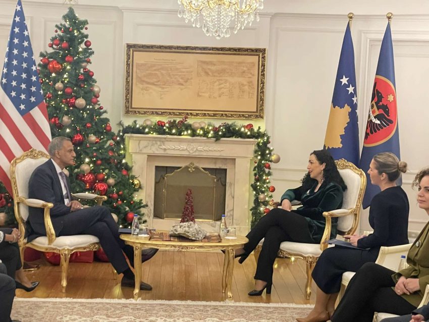 Verma arrin në Kosovë, pritet në takim nga presidentja Osmani