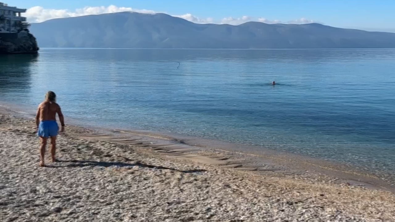2025 nis me not në Vlorë, dy të ‘moshuar’ kryejnë ‘ritualin’ vjetor (VIDEO)
