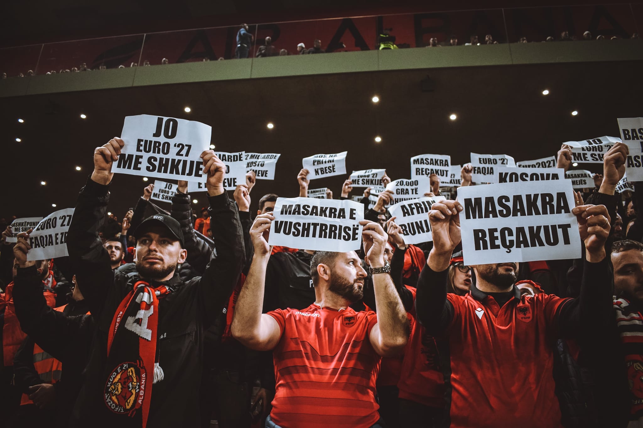 “do-t’ju-mallkoje-gjaku-i-deshmoreve”-–-tifozet-kuq-e-zi-reagojne-pas-organizimit-te-evropianit-me-serbine