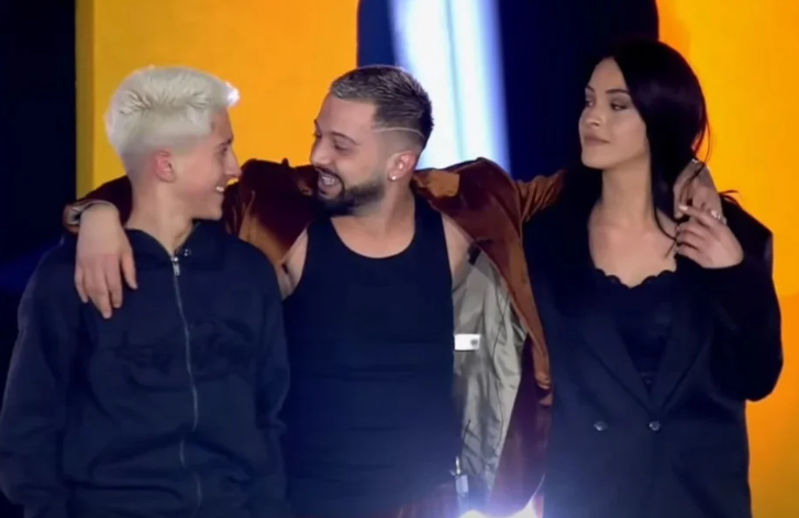 surprize-emocionuese-per-gjestin,-banori-“shperthen”-ne-lot-pasi-takon-motren-dhe-vellane-e-tij
