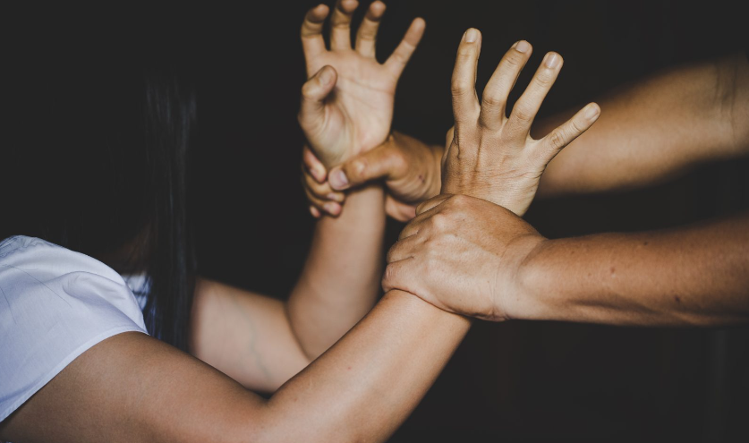 dhune-ndaj-grave-s’ka-te-ndalur:-35-vjecarja-ne-kline-e-denoncon-burrin,-i-dyshuari-perfundon-ne-ndalim