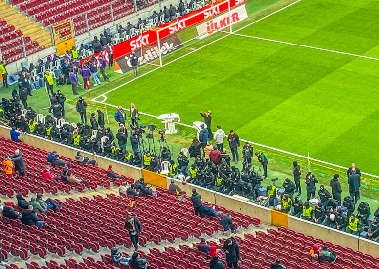 derbi-galatasaray-fenerbahce-ne-masa-te-rrepta-sigurie,-mbi-30-mije-police-ne-detyre-per-derbin-turk