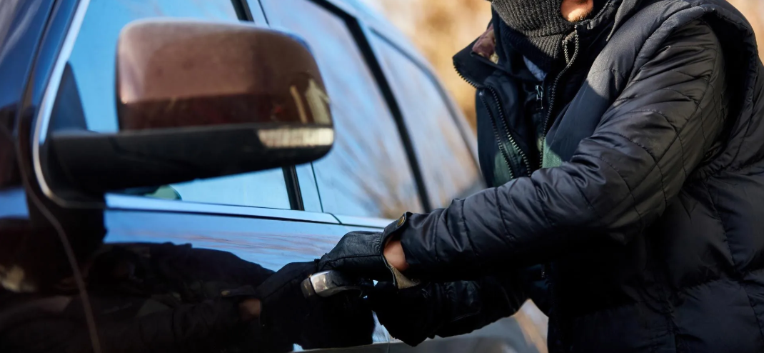 hajnat-ia-vjedhin-veturen-mergimtarit-nga-oborri-i-shtepise-ne-ferizaj,-kerkon-ndihme-ne-polici