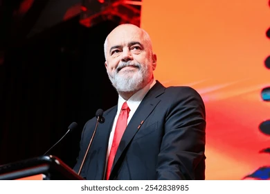 Kush të jep votën ty është armik dhe spiun”, Rama i përgjigjet komentuesit: Po të ishin të gjithë si unë, Shqipëria do kishte…